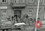 Standbild Tschechische Partisanen guard Gefangenen Pilsen Tschechoslowakei, 1945, aus Sekunde 37 historischem Filmmaterial Videoclip 65675062818
