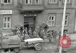 Standbild Tschechische Partisanen guard Gefangenen Pilsen Tschechoslowakei, 1945, aus Sekunde 38 historischem Filmmaterial Videoclip 65675062818