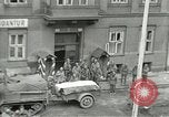 Standbild Tschechische Partisanen guard Gefangenen Pilsen Tschechoslowakei, 1945, aus Sekunde 39 historischem Filmmaterial Videoclip 65675062818