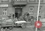 Standbild Tschechische Partisanen guard Gefangenen Pilsen Tschechoslowakei, 1945, aus Sekunde 40 historischem Filmmaterial Videoclip 65675062818