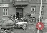 Standbild Tschechische Partisanen guard Gefangenen Pilsen Tschechoslowakei, 1945, aus Sekunde 41 historischem Filmmaterial Videoclip 65675062818