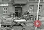 Standbild Tschechische Partisanen guard Gefangenen Pilsen Tschechoslowakei, 1945, aus Sekunde 42 historischem Filmmaterial Videoclip 65675062818
