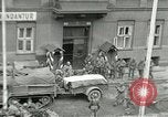 Standbild Tschechische Partisanen guard Gefangenen Pilsen Tschechoslowakei, 1945, aus Sekunde 43 historischem Filmmaterial Videoclip 65675062818