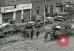 Standbild Tschechische Partisanen guard Gefangenen Pilsen Tschechoslowakei, 1945, aus Sekunde 44 historischem Filmmaterial Videoclip 65675062818