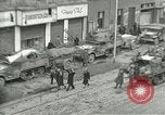 Standbild Tschechische Partisanen guard Gefangenen Pilsen Tschechoslowakei, 1945, aus Sekunde 45 historischem Filmmaterial Videoclip 65675062818