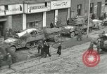 Standbild Tschechische Partisanen guard Gefangenen Pilsen Tschechoslowakei, 1945, aus Sekunde 46 historischem Filmmaterial Videoclip 65675062818