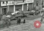 Standbild Tschechische Partisanen guard Gefangenen Pilsen Tschechoslowakei, 1945, aus Sekunde 47 historischem Filmmaterial Videoclip 65675062818