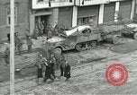 Standbild Tschechische Partisanen guard Gefangenen Pilsen Tschechoslowakei, 1945, aus Sekunde 50 historischem Filmmaterial Videoclip 65675062818