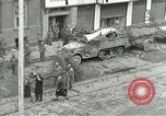 Standbild Tschechische Partisanen guard Gefangenen Pilsen Tschechoslowakei, 1945, aus Sekunde 51 historischem Filmmaterial Videoclip 65675062818