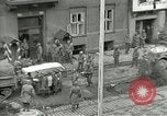 Standbild Tschechische Partisanen guard Gefangenen Pilsen Tschechoslowakei, 1945, aus Sekunde 54 historischem Filmmaterial Videoclip 65675062818