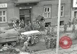 Standbild Tschechische Partisanen guard Gefangenen Pilsen Tschechoslowakei, 1945, aus Sekunde 57 historischem Filmmaterial Videoclip 65675062818