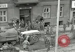 Standbild Tschechische Partisanen guard Gefangenen Pilsen Tschechoslowakei, 1945, aus Sekunde 58 historischem Filmmaterial Videoclip 65675062818