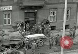 Standbild Tschechische Partisanen guard Gefangenen Pilsen Tschechoslowakei, 1945, aus Sekunde 59 historischem Filmmaterial Videoclip 65675062818