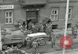 Standbild Tschechische Partisanen guard Gefangenen Pilsen Tschechoslowakei, 1945, aus Sekunde 60 historischem Filmmaterial Videoclip 65675062818