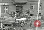 Standbild Tschechische Partisanen guard Gefangenen Pilsen Tschechoslowakei, 1945, aus Sekunde 61 historischem Filmmaterial Videoclip 65675062818