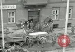 Standbild Tschechische Partisanen guard Gefangenen Pilsen Tschechoslowakei, 1945, aus Sekunde 62 historischem Filmmaterial Videoclip 65675062818