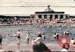 Standbild Outdoor Swimmingpool in England England, 1943, aus Sekunde 1 historischem Filmmaterial Videoclip 65675062853