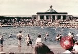 Standbild Outdoor Swimmingpool in England England, 1943, aus Sekunde 3 historischem Filmmaterial Videoclip 65675062853