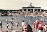 Standbild Outdoor Swimmingpool in England England, 1943, aus Sekunde 4 historischem Filmmaterial Videoclip 65675062853