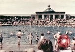 Standbild Outdoor Swimmingpool in England England, 1943, aus Sekunde 5 historischem Filmmaterial Videoclip 65675062853