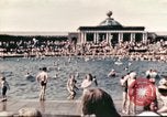 Standbild Outdoor Swimmingpool in England England, 1943, aus Sekunde 6 historischem Filmmaterial Videoclip 65675062853
