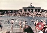 Standbild Outdoor Swimmingpool in England England, 1943, aus Sekunde 7 historischem Filmmaterial Videoclip 65675062853