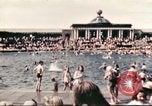 Standbild Outdoor Swimmingpool in England England, 1943, aus Sekunde 8 historischem Filmmaterial Videoclip 65675062853