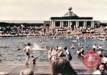 Standbild Outdoor Swimmingpool in England England, 1943, aus Sekunde 9 historischem Filmmaterial Videoclip 65675062853