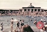 Standbild Outdoor Swimmingpool in England England, 1943, aus Sekunde 10 historischem Filmmaterial Videoclip 65675062853