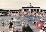 Standbild Outdoor Swimmingpool in England England, 1943, aus Sekunde 11 historischem Filmmaterial Videoclip 65675062853