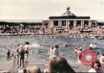 Standbild Outdoor Swimmingpool in England England, 1943, aus Sekunde 12 historischem Filmmaterial Videoclip 65675062853