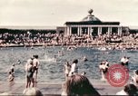 Standbild Outdoor Swimmingpool in England England, 1943, aus Sekunde 13 historischem Filmmaterial Videoclip 65675062853