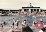 Standbild Outdoor Swimmingpool in England England, 1943, aus Sekunde 14 historischem Filmmaterial Videoclip 65675062853
