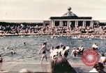 Standbild Outdoor Swimmingpool in England England, 1943, aus Sekunde 15 historischem Filmmaterial Videoclip 65675062853