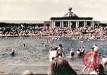 Standbild Outdoor Swimmingpool in England England, 1943, aus Sekunde 16 historischem Filmmaterial Videoclip 65675062853