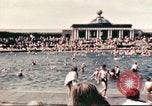 Standbild Outdoor Swimmingpool in England England, 1943, aus Sekunde 17 historischem Filmmaterial Videoclip 65675062853