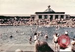 Standbild Outdoor Swimmingpool in England England, 1943, aus Sekunde 18 historischem Filmmaterial Videoclip 65675062853