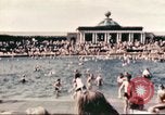 Standbild Outdoor Swimmingpool in England England, 1943, aus Sekunde 19 historischem Filmmaterial Videoclip 65675062853