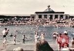 Standbild Outdoor Swimmingpool in England England, 1943, aus Sekunde 20 historischem Filmmaterial Videoclip 65675062853