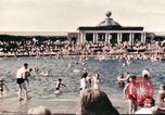 Standbild Outdoor Swimmingpool in England England, 1943, aus Sekunde 21 historischem Filmmaterial Videoclip 65675062853