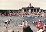 Standbild Outdoor Swimmingpool in England England, 1943, aus Sekunde 22 historischem Filmmaterial Videoclip 65675062853