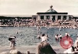 Standbild Outdoor Swimmingpool in England England, 1943, aus Sekunde 23 historischem Filmmaterial Videoclip 65675062853