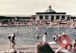 Standbild Outdoor Swimmingpool in England England, 1943, aus Sekunde 24 historischem Filmmaterial Videoclip 65675062853