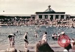 Standbild Outdoor Swimmingpool in England England, 1943, aus Sekunde 25 historischem Filmmaterial Videoclip 65675062853