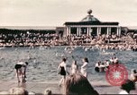 Standbild Outdoor Swimmingpool in England England, 1943, aus Sekunde 26 historischem Filmmaterial Videoclip 65675062853