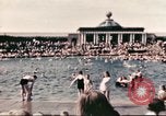 Standbild Outdoor Swimmingpool in England England, 1943, aus Sekunde 27 historischem Filmmaterial Videoclip 65675062853