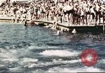 Standbild Outdoor Swimmingpool in England England, 1943, aus Sekunde 37 historischem Filmmaterial Videoclip 65675062853
