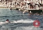 Standbild Outdoor Swimmingpool in England England, 1943, aus Sekunde 39 historischem Filmmaterial Videoclip 65675062853