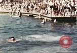Standbild Outdoor Swimmingpool in England England, 1943, aus Sekunde 40 historischem Filmmaterial Videoclip 65675062853