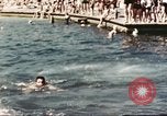Standbild Outdoor Swimmingpool in England England, 1943, aus Sekunde 42 historischem Filmmaterial Videoclip 65675062853